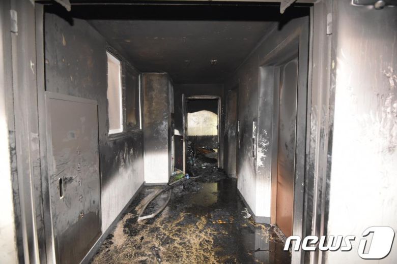 성탄절인 25일 오전 4시57분쯤 서울 도봉구 방학동의 한 아파트에서 불이 나 2명이 숨지고 36명이 다치는 사고가 발생했다. 발화 장소인 집안 내부가 검게 그을려 있다. (도봉소방서 제공) 2023.12.25/뉴스1