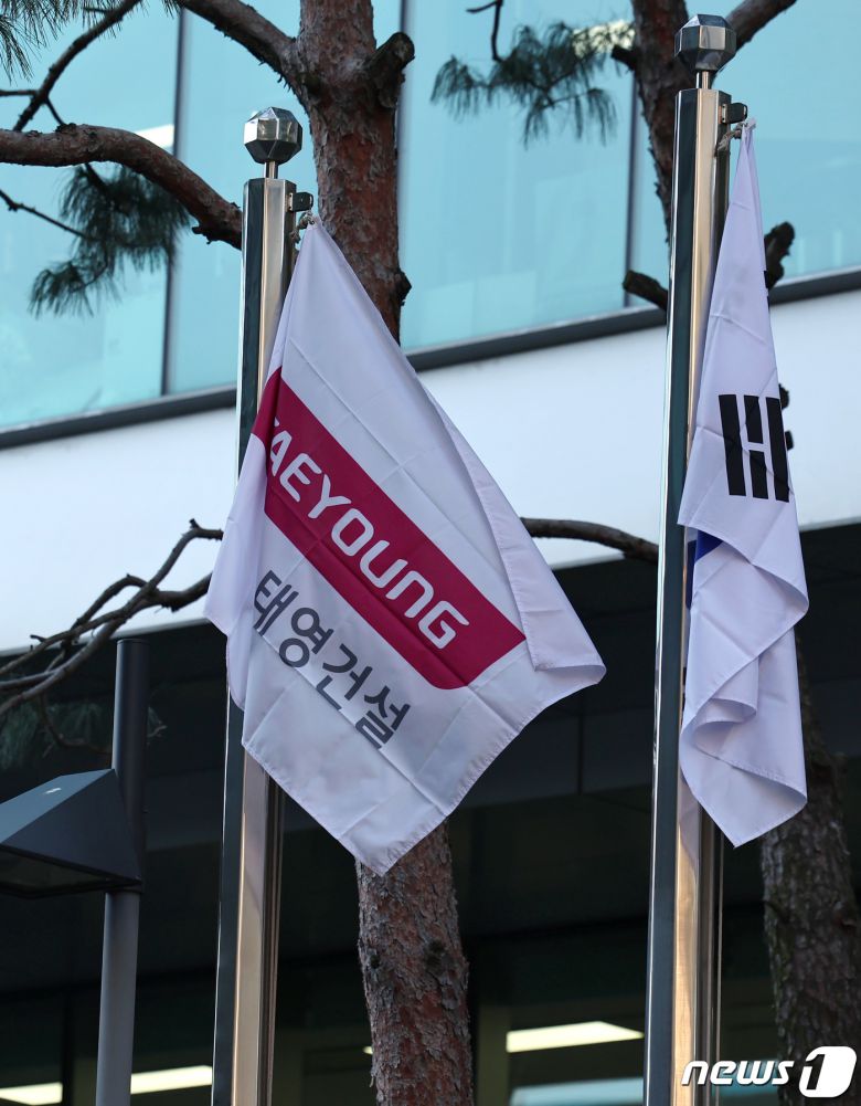 부동산 프로젝트파이낸싱(PF)으로 유동성 문제를 겪고 있는 태영건설이 28일 워크아웃(기업구조개선작업)을 신청했다. 태영건설이 이달까지 갚아야 하는 대출 규모는 3956억원에 이른다. 내년 4분기까지 1년 사이에 만기가 도래하는 PF 보증 채무는 3조6027억 원에 육박한다. 사진은 이날 서울 영등포구 태영건설 본사. 2023.12.28/뉴스1 ⓒ News1 구윤성 기자