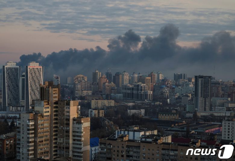 29일(현지시간) 우크라이나 수도 키이우가 러시아의 미사일 및 무인기 공습으로 짙은 회색빛 포연에 휩싸였다. 이날 러시아는 산부인과, 학교 등 우크라이나 전국 각지의 민간 시설을 대규모 공습했다. 2023.12.29 ⓒ 로이터=뉴스1 ⓒ News1 권진영 기자