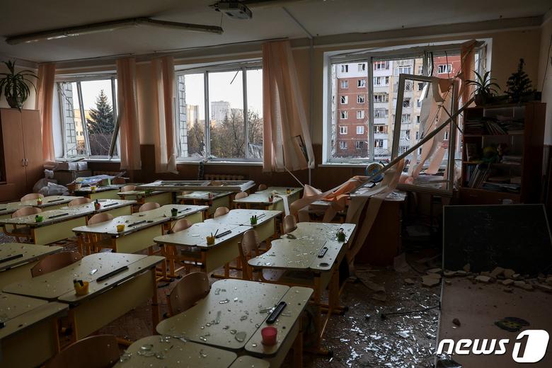 29일(현지시간) 우크라이나 르비우의 한 학교가 러시아의 대규모 공습으로 엉망이 됐다. 창문이 깨져 유리 파편이 사방으로 흩어졌다. 2023.12.29/ ⓒ 로이터=뉴스1 ⓒ News1 권진영 기자