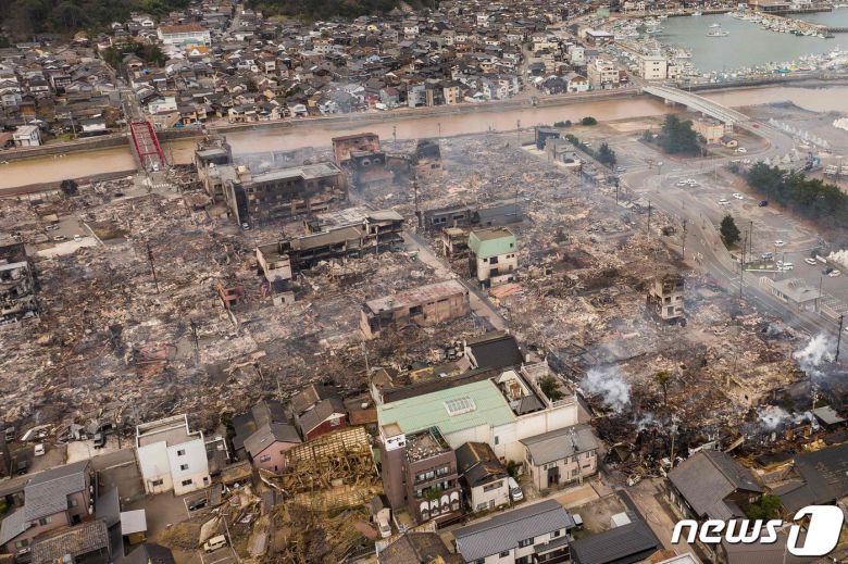 2일 일본 이시카와현 와지마 지역에 지진으로 인한 화재가 발생한 후 곳곳에서 연기가 피어오르고 있다. 2024.01.02 ⓒ AFP=뉴스1 ⓒ News1 정지윤 기자