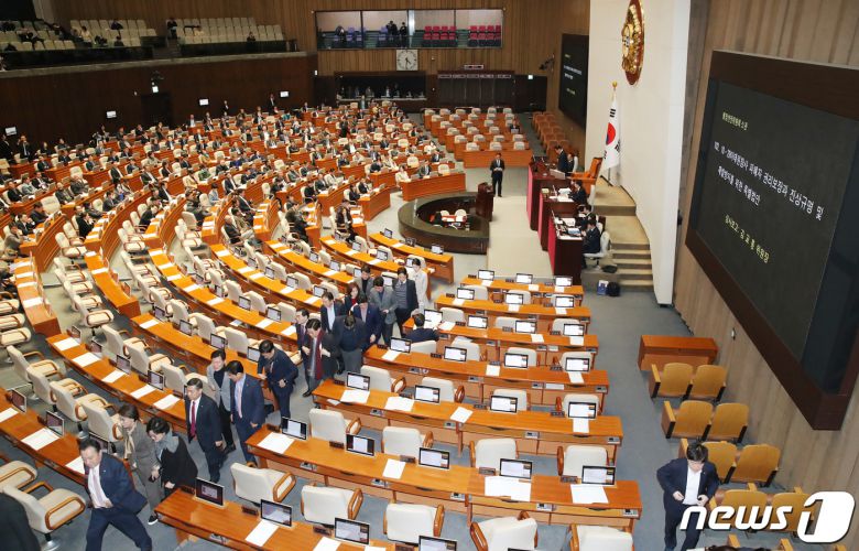 9일 오후 서울 여의도 국회 본회의장에서 열린 제411회 국회(임시회) 제4차 본회의에서 10.29 이태원 참사 진상규명과 재발 방지를 골자로 한 이태원 참사 특별법 수정안 표결을 앞두고 국민의힘 의원들이 본회의장을 나서고 있다. 2024.1.9/뉴스1 ⓒ News1 임세영 기자