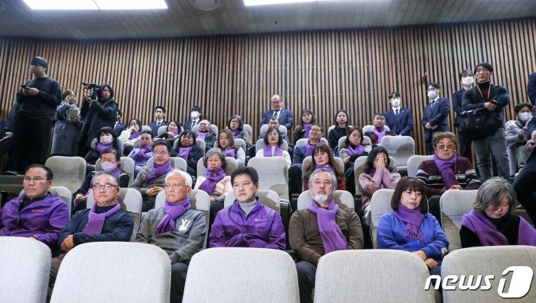 10.29 이태원 참사 유가족들이 9일 오후 서울 여의도 국회 본회의장에서 열린 제411회 국회(임시회) 제4차 본회의에서 10.29이태원 참사 진상규명과 재발 방지를 골자로 한 이태원 참사 특별법 수정안 표결을 지켜보고 있다. 2024.1.9/뉴스1 ⓒ News1 이승배 기자