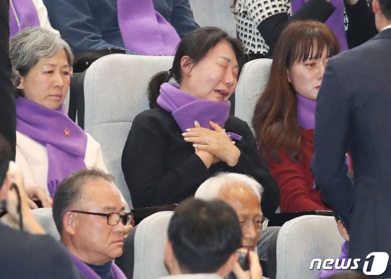 10.29 이태원 참사 유가족들이 9일 오후 서울 여의도 국회 본회의장에서 열린 제411회 국회(임시회) 제4차 본회의에서 오열하고 있다. 2024.1.9/뉴스1 ⓒ News1 임세영 기자