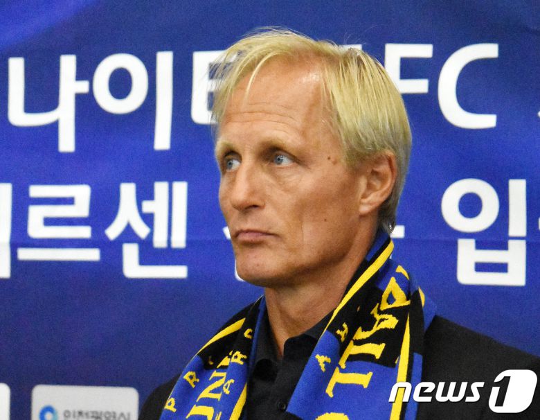 북한 축구대표팀을 이끌었던 욘 안데르센 신임 인천 유나이티드 감독이 10일 인천국제공항을 통해 입국해 인터뷰를 갖고 있다. (인천 유나이티드 제공)2018.6.10/뉴스1