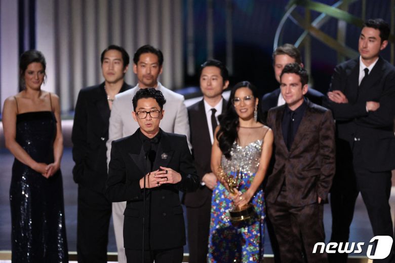 16일 오전(이하 한국시간, 현지시간 15일 오후) 미국 캘리포니아주 로스앤젤레스에 위치한 피콕 극장에서 열린 제75회 프라임타임 에미상(Primetime Emmy Awards, 이하 에미상)에서 넷플릭스 '성난 사람들'이 작품상을 수상했다. ⓒ 로이터=뉴스1 ⓒ News1 안태현 기자