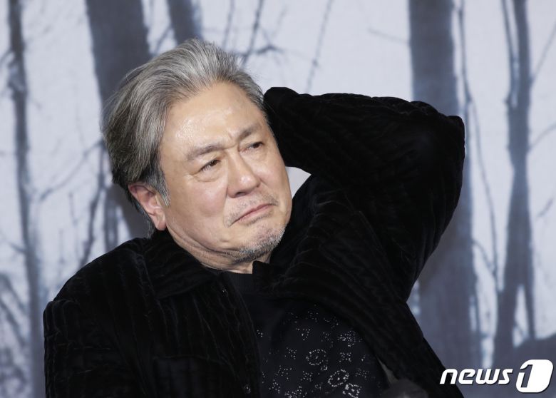 배우 최민식이 17일 서울 중구 더 플라자 호텔 서울에서 열린 영화 '파묘‘(감독 장재현) 제작보고회에서 머리카락을 쓸어올리고 있다. '파묘'는 거액의 돈을 받고 수상한 묘를 이장한 풍수사와 장의사, 무속인들에게 벌어지는 기이한 사건을 담은 오컬트 미스터리 영화다. 2024.1.17/뉴스1 ⓒ News1 권현진 기자