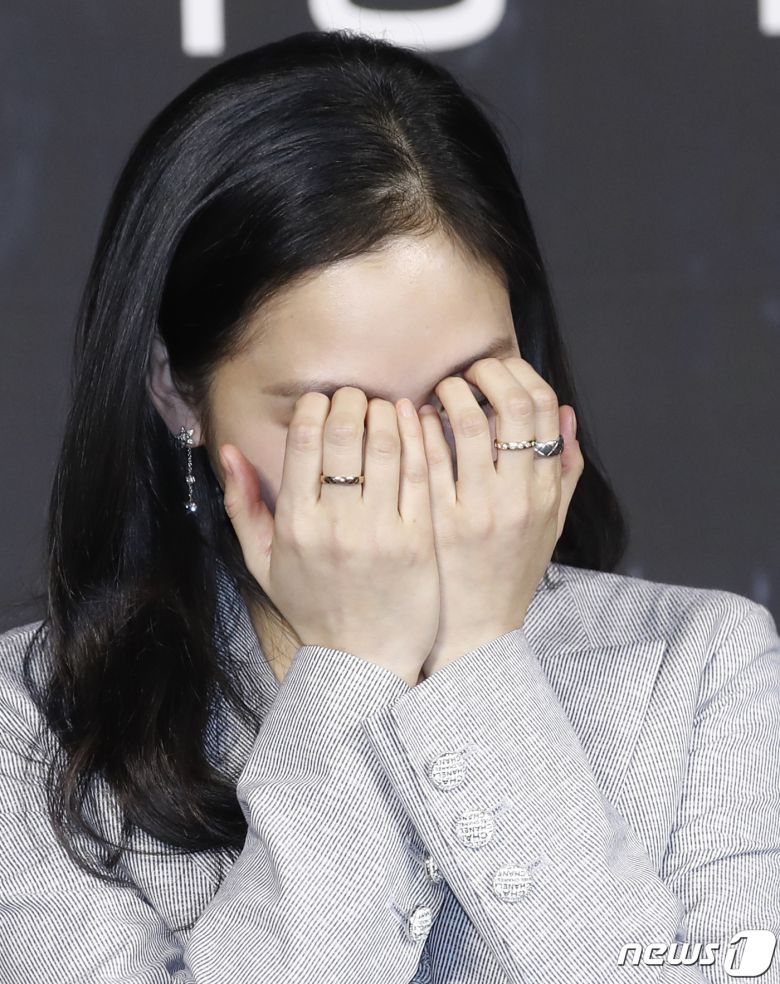 배우 김고은이 17일 서울 중구 더 플라자 호텔 서울에서 열린 영화 '파묘‘(감독 장재현) 제작보고회에서 대선배 최민식의 칭찬에 부끄러워 하고 있다. '파묘'는 거액의 돈을 받고 수상한 묘를 이장한 풍수사와 장의사, 무속인들에게 벌어지는 기이한 사건을 담은 오컬트 미스터리 영화다. 2024.1.17/뉴스1 ⓒ News1 권현진 기자