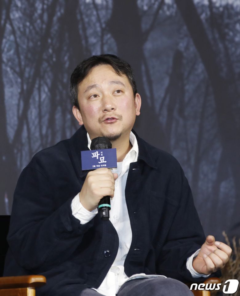 장재형 감독이 17일 서울 중구 더 플라자 호텔 서울에서 열린 영화 '파묘‘(감독 장재현) 제작보고회에서 인사말을 하고 있다. '파묘'는 거액의 돈을 받고 수상한 묘를 이장한 풍수사와 장의사, 무속인들에게 벌어지는 기이한 사건을 담은 오컬트 미스터리 영화다. 2024.1.17/뉴스1 ⓒ News1 권현진 기자