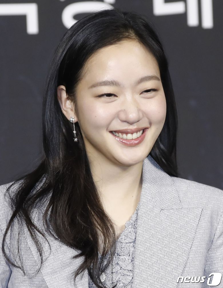 배우 김고은이 17일 서울 중구 더 플라자 호텔 서울에서 열린 영화 '파묘‘(감독 장재현) 제작보고회에서 미소를 짓고 있다. '파묘'는 거액의 돈을 받고 수상한 묘를 이장한 풍수사와 장의사, 무속인들에게 벌어지는 기이한 사건을 담은 오컬트 미스터리 영화다. 2024.1.17/뉴스1 ⓒ News1 권현진 기자