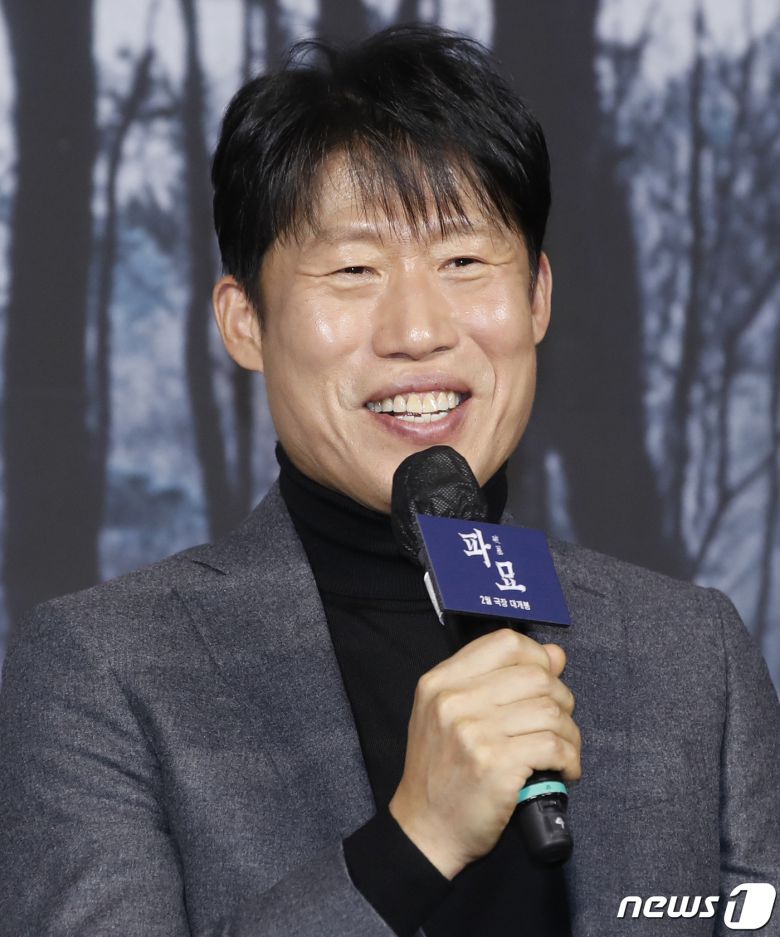 배우 유해진이 17일 서울 중구 더 플라자 호텔 서울에서 열린 영화 '파묘‘(감독 장재현) 제작보고회에서 인사말을 하고 있다. '파묘'는 거액의 돈을 받고 수상한 묘를 이장한 풍수사와 장의사, 무속인들에게 벌어지는 기이한 사건을 담은 오컬트 미스터리 영화다. 2024.1.17/뉴스1 ⓒ News1 권현진 기자