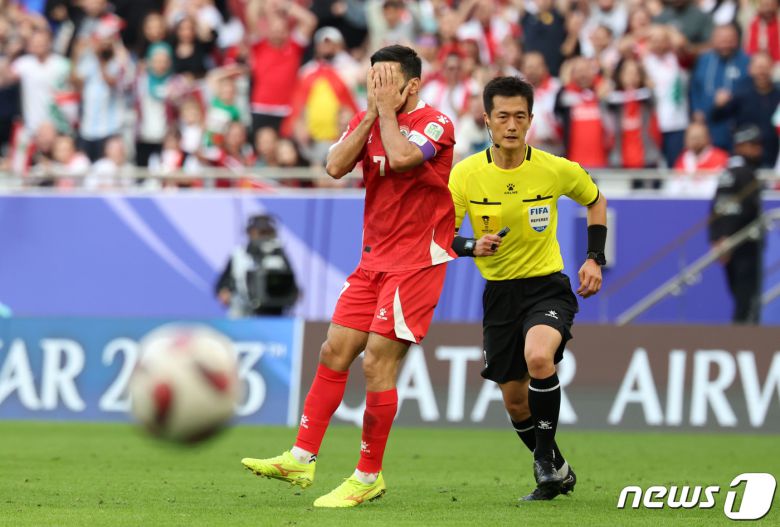 레바논 부기엘이 17일(현지시간) 카타르 도하 알투마마 스타디움에서 열린 2023 아시아축구연맹(AFC) 카타르 아시안컵 조별리그 A조 중국과 레바논의 경기에서 슈팅이 골포스트를 맞고 나오자 아쉬워하고 있다. 2023.1.17/뉴스1 ⓒ News1 김성진 기자