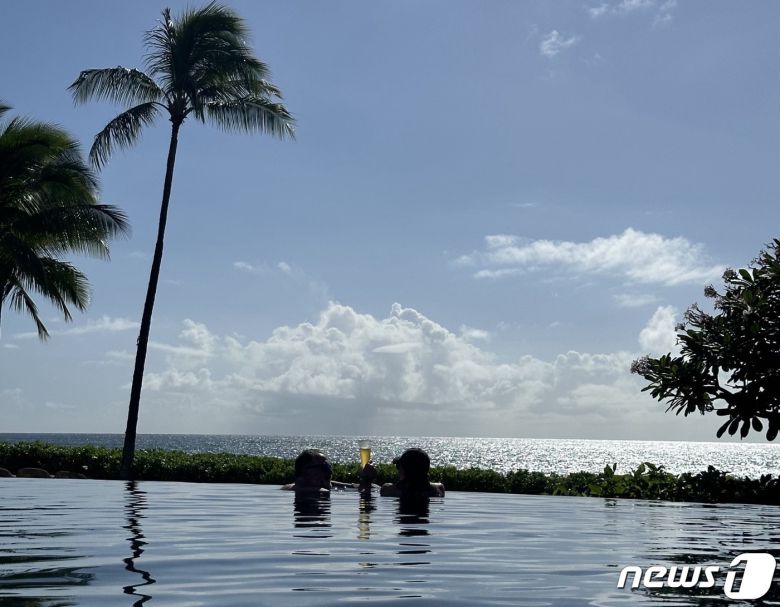 성인 인피니티풀에서 바다를 바라보며 맥주를 즐기고 있는 투숙객들의 모습ⓒ News1