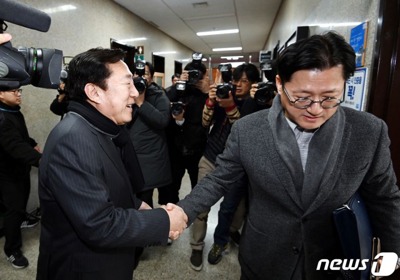 홍익표 더불어민주당 원내대표가 24일 서울 여의도 국회에서 김기문 중소기업중앙회장과 인사를 나누고 있다. 이날 김기문 회장은 50인 미만 중대재해처벌법 적용과 관련해 국회를 찾았다. (공동취재) 2024.1.24/뉴스1 ⓒ News1 송원영 기자