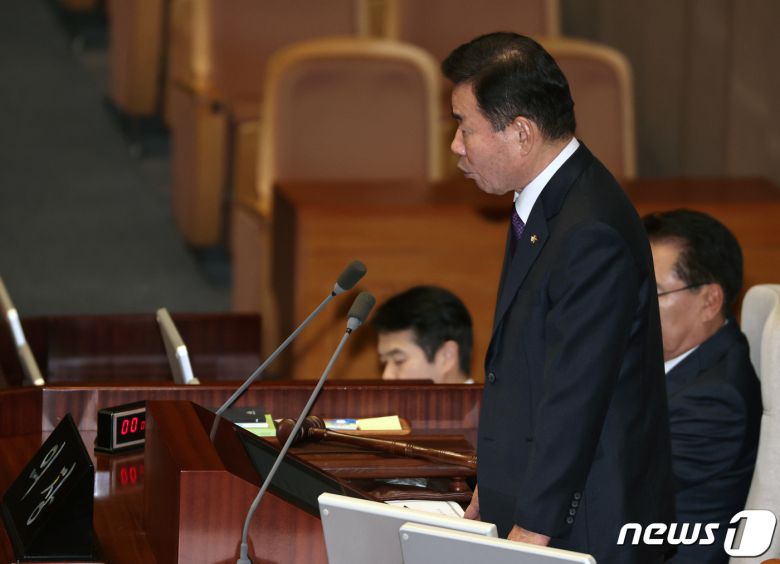 김진표 국회의장이 25일 오후 서울 여의도 국회에서 열린 제412회 국회(임시회) 제1차 본회의에서 강성희 진보당 의원의 대통령 참석행사 강제퇴장과 관련해 발언하고 있다. 2024.1.25/뉴스1 ⓒ News1 구윤성 기자