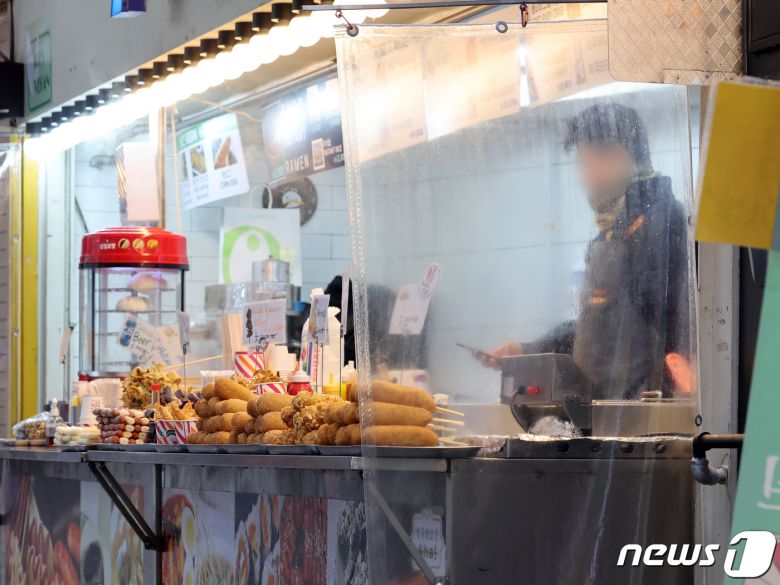 서울 중구 명동거리에서 상인이 영업준비를 하고 있다. /뉴스1 ⓒ News1 황기선 기자