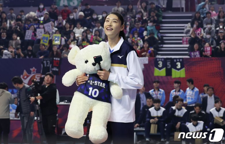 흥국생명 김연경이 27일 오후 인천 부평구 인천삼산월드체육관에서 열린 프로배구 '2023-2024 도드람 V리그 올스타전'에서 올스타 최다팬투표 상을 수상한 뒤 팬들에게 인형을 선물하고 있다. 2024.1.27/뉴스1 ⓒ News1 김민지 기자