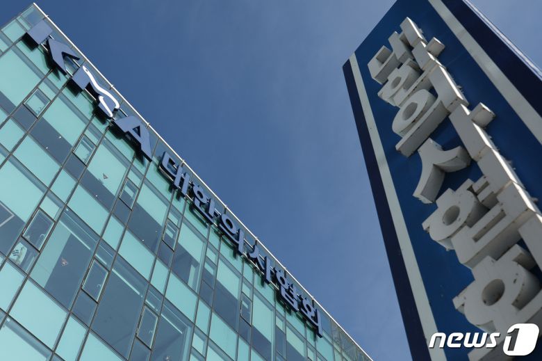 보건복지부가 2025학년도부터 적용할 의대 입학정원 증원 규모에 대해 구체적인 의견을 달라고 대한의사협회(의협)에 공식 요청했다. 의료계에 따르면 보건복지부는 지난 15일 의협에 적정한 증원 규모에 대한 의견을 묻는 공문을 발송했으며 이는 의대 증원에 지속적인 반대 의견을 표명해온 의협에 최후통첩을 보낸 것으로 풀이된다. 정부는 윤석열 대통령의 임기 동안에 최대 3000명을 늘려 사실상 현재의 2배까지 의대 입학정원을 확대할 것으로 알려졌다. 사진은 16일 서울 용산구 대한의사협회의 모습. 2024.1.16/뉴스1 ⓒ News1 신웅수 기자