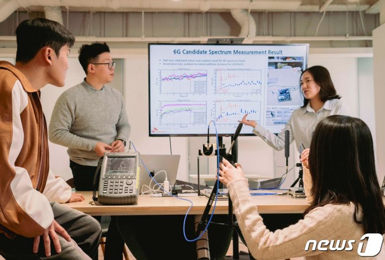 SK텔레콤은 6G 주파수 특성을 고려한 최적의 망 구조를 설계하기 위해 학계와 함께 6G 후보 주파수 대역에 대한 실측 및 시뮬레이션을 진행했다고 30일 밝혔다. SK텔레콤과 경북대학교 연구진이 6G 후보 주파수 대역의 경로 손실, 건물 매질 투과 특성, 인체 차단 손실 등 전파특성을 종합적으로 실측하는 모습. (SKT 제공) 2024.1.30/뉴스1