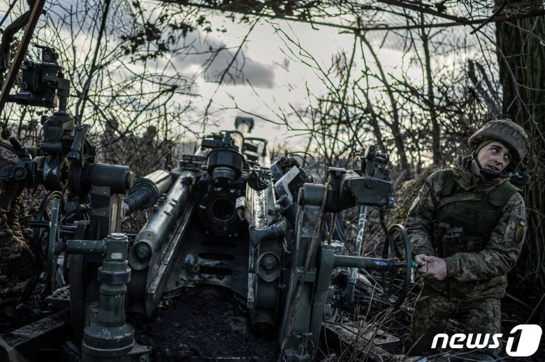 26일(현지시간) 우크라이나 도네츠크 마린카 인근에서 우크라이나군 제55포병여단 소속 군인들이 러시아군을 향해 M777 곡사포를 발사하고 있다. 2023.12.26/ ⓒ 로이터=뉴스1 ⓒ News1 박재하 기자