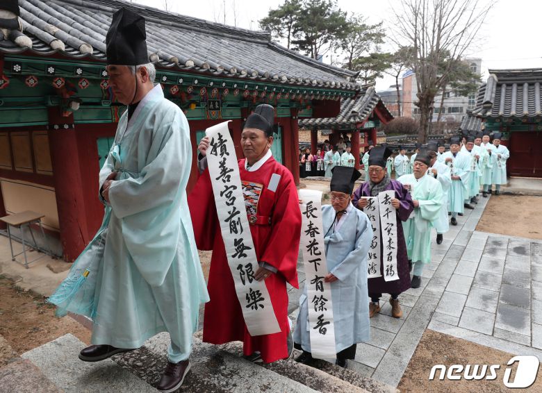 봄의 시작을 알리는 첫번째 절기 입춘(立春)을 사흘 앞둔 1일 부산 동래구 동래향교에서 지역 유림 대표들이 입춘첩을 들고 전통의식을 하고 있다. 2024.2.1/뉴스1 ⓒ News1 윤일지 기자