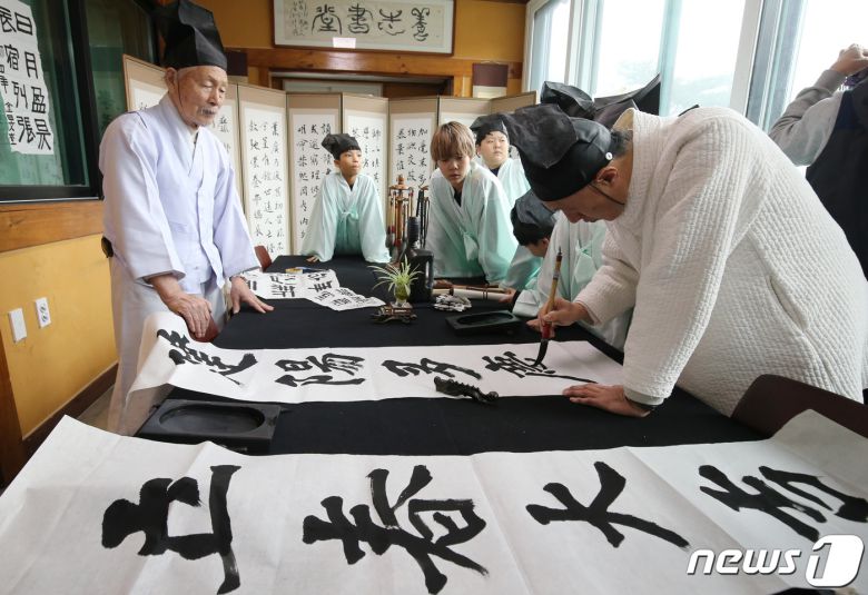 절기상 입춘 (立春)을 앞둔 1일 충남 논산 연산면 양지서당에서 유복엽 큰훈장님과 유정우 훈장이 `입춘대길(立春大吉)', `건양다경(建陽多慶)' 입춘첩을 적고 있다. 2024.2.1/뉴스1 ⓒ News1 김기태 기자