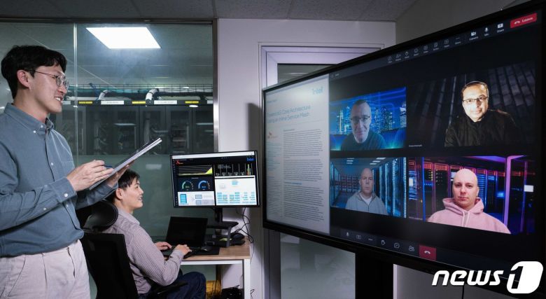 SK텔레콤은 인텔과 협력해 향후 6G 이동통신을 위한 베어메탈 기반 클라우드 네이티브 코어망 구조 진화에 필요한 코어망 내부 통신 지연 감소 기술을 개발했다고 1일 밝혔다. 사진은 SK텔레콤과 인텔 연구원들이 공동 기술 검증한 기술 백서에 대해 논의하는 회의 장면. (SKT 제공) 2024.2.1/뉴스1