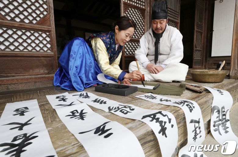 절기상 입춘(立春)을 사흘 앞둔 1일 경기 용인시 기흥구 한국민속촌에서 직원들이 새해의 복을 기원하는 마음을 담아 입춘첩을 쓰고 있다 입춘첩에는 보통 ‘입춘대길(立春大吉) 건양다경(建陽多慶)’(봄이 시작되니 크게 길하고, 경사스러운 일이 많이 생긴다.), ‘소지황금출(掃地黃金出) 개문만복래(開門萬福來)’(땅을 쓸면 황금이 생기고 문을 열면 만복이 온다) 등의 글씨를 써 붙였다. 봄을 기다리는 마음과 한 해 동안의 길한 운과 경사스러움이 가득하기를 기원하는 의미가 담겨있다. 2024.2.1/뉴스1 ⓒ News1 김영운 기자