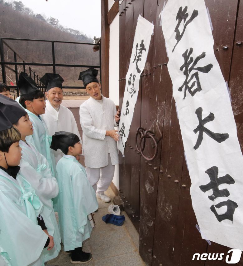 절기상 입춘 (立春)을 앞둔 1일 충남 논산 연산면 양지서당에서 유복엽 큰훈장님과 유정우 훈장이 `입춘대길(立春大吉)', `건양다경(建陽多慶)' 입춘첩에 대해 설명하고 있다. 2024.2.1/뉴스1 ⓒ News1 김기태 기자