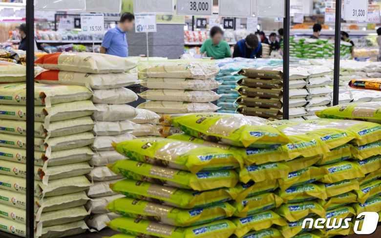2일 오후 서울의 한 대형마트에서 시민들이 쌀을 살펴보고 있다.  2023.9.22/뉴스1 ⓒ News1 이재명 기자