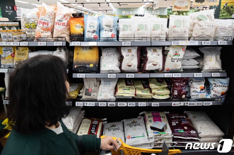 2일 서울시내 한 대형마트를 찾은 고객이 쌀을 살펴보고 있다. 당정은 이날 '쌀값 안정 대책' 당정협의회를 열고 꾸준히 하락세가 이어지고 있는 쌀값의 안정을 위한 수급관리 대책 및 전략작물직불제 확대 개편 등을 논의한다. 2024.2.2/뉴스1 ⓒ News1 유승관 기자