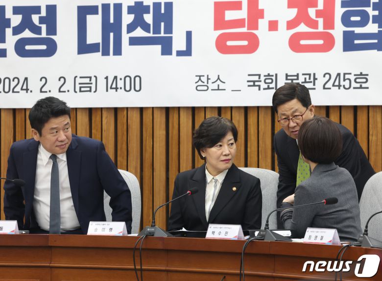 유의동 국민의힘 정책위의장과 송미령 농림축산식품부 장관, 이달곤 농해수위 간사가 2일 서울 여의도 국회에서 열린 '쌀값 안정 대책' 당·정 협의회에서 대화를 하고 있다. 2024.2.2/뉴스1 ⓒ News1 송원영 기자