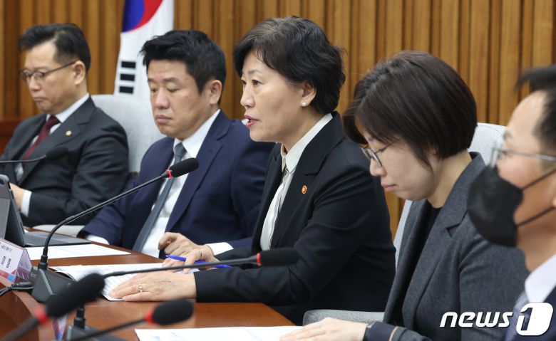 송미령 농림축산식품부 장관이 2일 서울 여의도 국회에서 열린 '쌀값 안정 대책' 당·정 협의회에서 발언을 하고 있다. 2024.2.2/뉴스1 ⓒ News1 송원영 기자