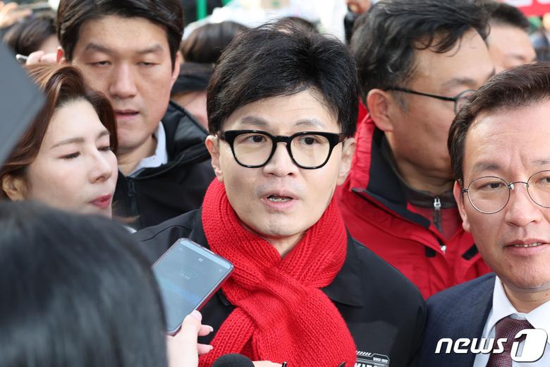 한동훈 국민의힘 비상대책위원장이 경기 구리전통시장을 방문한 뒤 백브리핑을 하고 있다. (공동취재) 2024.2.2/뉴스1 ⓒ News1 박지혜 기자