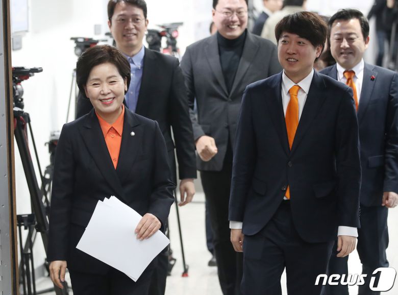 양향자 개혁신당 원내대표가 5일 오전 서울 여의도 국회 소통관에서 제22대 국회의원선거(총선) 용인시(갑) 출마 선언 기자회견을 하기 위해 이준석 대표와 함께 입장하고 있다. 2024.2.5/뉴스1 ⓒ News1 임세영 기자