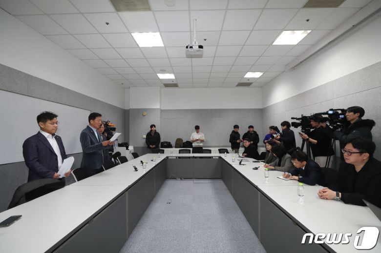 양동호 대한의사협회 의료현안협의체 협상단장이 6일 오전 서울 중구 비즈허브 서울센터에서 열린 의료현안협의체에서 의대 증원 관련 입장을 발표하고 있다. 한편 정부는 이날 오후 보건의료정책 심의 기구인 보건의료정책심의위원회(보정심)를 열고 의대 증원 규모를 결정할 전망이다. 2024.2.6/뉴스1 ⓒ News1 이승배 기자