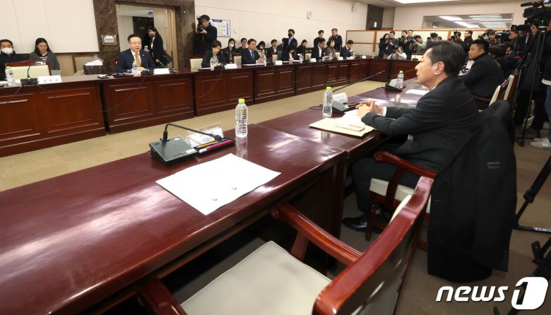 조규홍 보건복지부 장관이 6일 서울 종로구 정부서울청사에서 열린 2024년 제1차 보건 의료정책심의위원회에 참석해 의대 정원 확대와 관련한 발언을 하고 있는 가운데 이필수 대한의사협회장의 자리가 비어 있다. 이날 열린 보건 의료정책심의위에서는 의과대학 정원 확대 규모를 결정한다. (공동취재) 2024.2.6/뉴스1 ⓒ News1 박지혜 기자