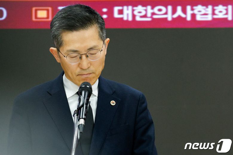 이필수 대한의사협회 회장이 6일 오전 서울 용산구 의협회관에서 '정부의 일방적인 의대정원 증원 관련 대한의사협회 긴급 기자회견'을 하고 있다. 2024.2.6/뉴스1 ⓒ News1 안은나 기자
