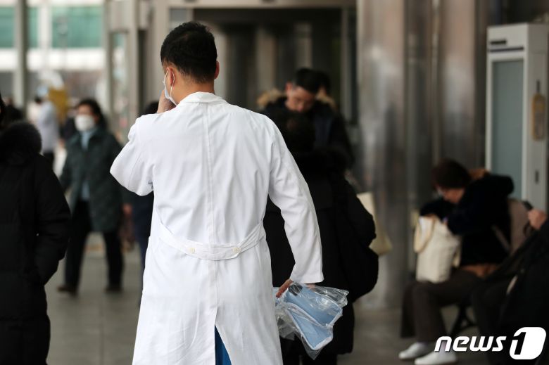 2025학년도 의대 증원규모 발표가 임박한 6일 서울의 한 대학병원에서 의료진이 발걸음을 옮기고 있다. 정부는 이날 오후 열릴 보건의료정책심의위원회(보정심)에서 지난 1일 발표한 필수의료 정책 패키지를 심의 의결하고, 당시 수사적 선언에 그쳤던 '의대생 증원'의 구체적 규모를 확정지을 것으로 알려졌다. 한편 대한의사협회는 이날 오전 긴급 기자회견을 열고 의대정원 확정 발표시 총파업에 돌입하겠다는 뜻을 밝혔다. 2024.2.6/뉴스1 ⓒ News1 이승배 기자
