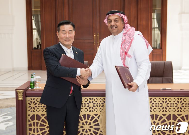 카타르를 공식 방문 중인 신원식 국방부 장관이 6일(현지시각) 카타르 국방부에서 칼리드 빈 모하메드 알 아티야( Khalid bin Mohammed Al Attiyah ) 부총리 겸 국방장관과 '한-카타르 국방협력 공동위원회 양해각서(MOU)'를 체결하고 기념사진을 촬영하고 있다. (국방부 제공) 2024.2.6/뉴스1