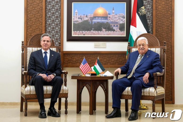토니 블링컨 미국 국무장관이 7일 (현지시간) 이스라엘과 하마스의 전쟁 이후 5번째로 중동 순방 중 요르단 강 서안 지구의 라말라에서 마무드 아바스 팔레스타인 자치정부 수반과 회담을 하고 있다. 2024. 2.8 ⓒ AFP=뉴스1 ⓒ News1 우동명 기자