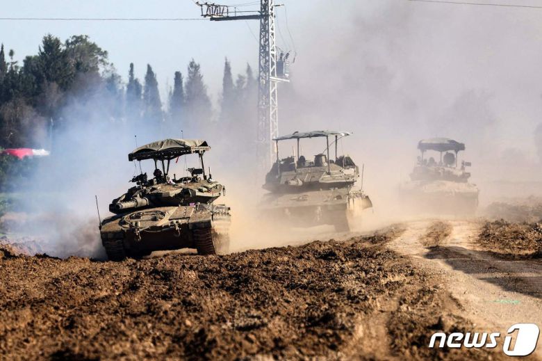 7일 (현지시간) 팔레스타인 무장 정파 하마스와 전쟁 중인 이스라엘 군이 가자 지구 국경을 따라 탱크를 타고 이동을 하고 있다. 2024. 2.8 ⓒ AFP=뉴스1 ⓒ News1 우동명 기자