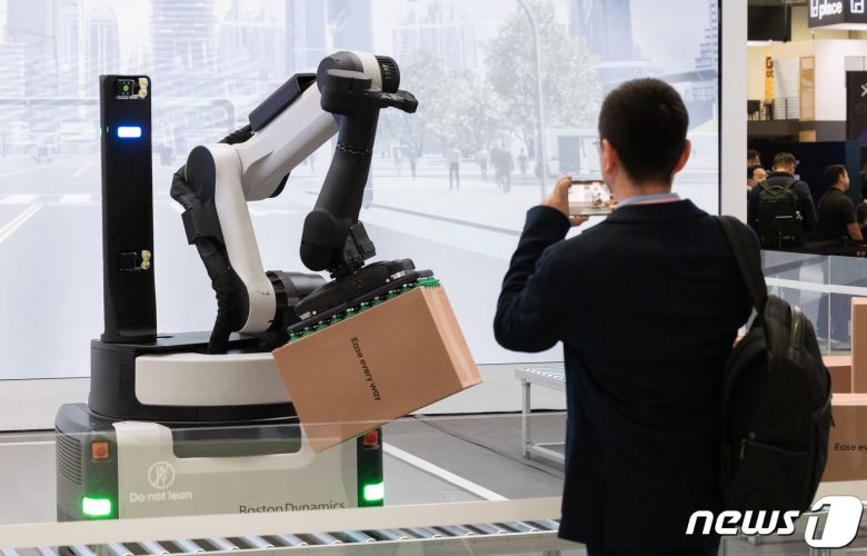 세계 최대 가전·IT(정보기술) 전시회 'CES 2024' 개막 첫 날인 9일(현지시간) 미국 네바다주 라스베이거스 컨벤션센터(LVCC)에 마련된 현대차 전시관을 찾은 관람객들이 물류 상하차 로봇 '스트레치'를 살펴보고 있다. 2024.1.10/뉴스1 ⓒ News1 이재명 기자