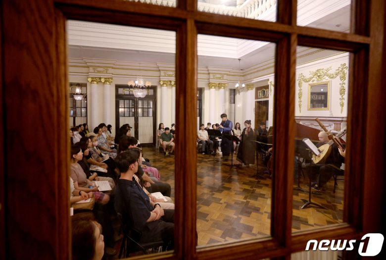 7일 오후 서울 중구 덕수궁 석조전에서 열린 바로크 음악회를 찾은 시민들이 '바로크 앙상블 누리 콜렉티브'의 연주를 감상하고 있다. 2023.9.7/뉴스1 ⓒ News1 장수영 기자