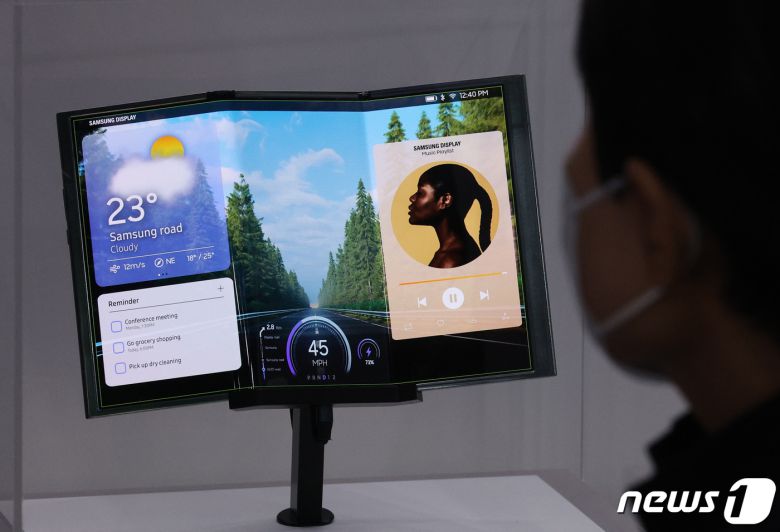 6일 서울 강남구 코엑스에서 열린 2023 대한민국 산업기술 연구개발(R&D) 대전을 찾은 관람객들이 삼성디스플레이의 멀티 폴더블 디스플레이를 살펴보고 있다. 오는 8일까지 열리는 이번 행사는 한국 산업 기술 발전의 역사를 돌아보고 향후 발전 방향을 모색하기 위해 마련됐다. 2023.12.6/뉴스1 ⓒ News1 신웅수 기자