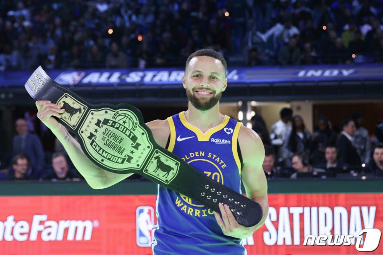 3점슛 이벤트에서 승리한 커리. ⓒ AFP=뉴스1