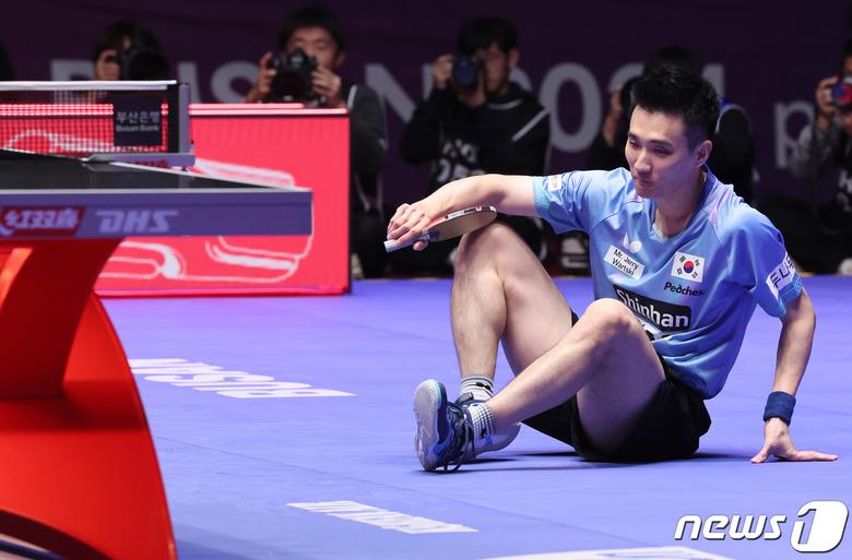 이상수가 24일 부산 해운대구 벡스코에서 열린 'BNK부산은행 2024 부산세계탁구선수권대회' 남자단체전 4강 대한민국과 중국의 경기에서 리시브 도중 삐끗해 넘어져 전열을 다듬고 있다. 2024.2.24/뉴스1 ⓒ News1 이동해 기자