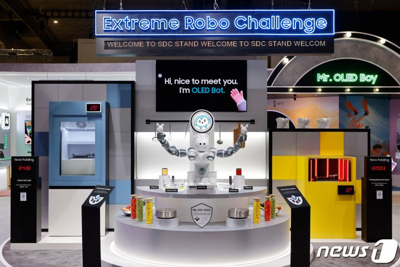 MWC 2024' 삼성디스플레이 부스에서 로봇이 직접 패널의 내구성을 테스트하는 모습.(삼성디스플레이 제공)