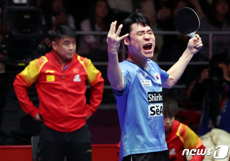 장우진이 24일 부산 해운대구 벡스코에서 열린 'BNK부산은행 2024 부산세계탁구선수권대회' 남자단체전 4강 대한민국과 중국의 경기에서 중국 왕추친을 잡아낸 뒤 포효하고 있다. 이날 대표팀은 중국과 대등한 경기를 펼쳤으나 게임 스코어 2대3으로 석패했다. 2024.2.24/뉴스1 ⓒ News1 이동해 기자