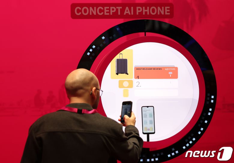 28일 오전(현지시간) 스페인 바르셀로나 피라 그란 비아에서 열린 세계 최대 이동통신 전시회 모바일 월드 콩그레스(MWC) 2024 전시장에 마련된 도이치텔레콤 부스에서 관람객이 앱 프리 AI 스마트폰을 살펴보고 있다. 2024.2.28/뉴스1 ⓒ News1 김민지 기자